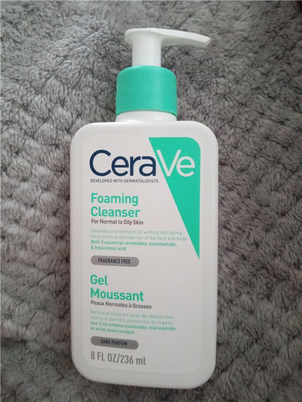 CeraVe Foaming Cleanser — pompalı flakonun ön tərəfi