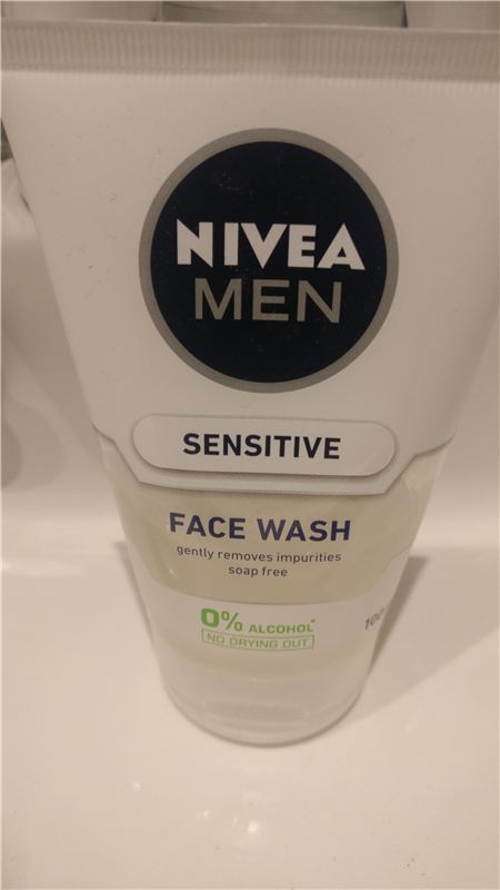 NIVEA MEN Sensitive üz yuma geli — tubun ön tərəfi