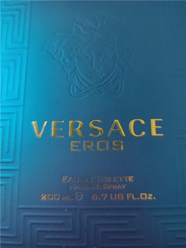 Versace Eros — firuzəyi qutunun ön tərəfi